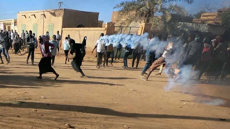الشرطة السودانية تفرق المتظاهرين في الخرطوم وأم درمان