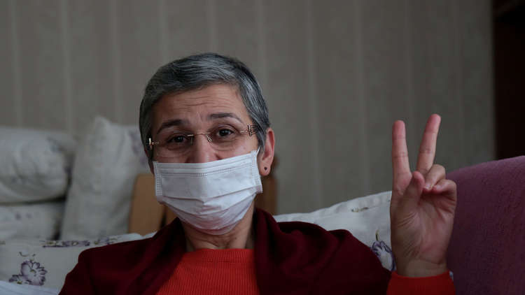 تركيا تفرج عن برلمانية كردية معارضة مضربة عن الطعام