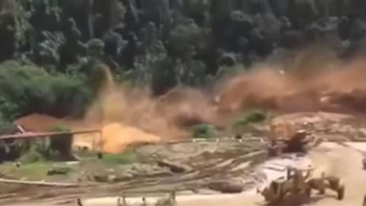 لحظة انهيار سد في البرازيل