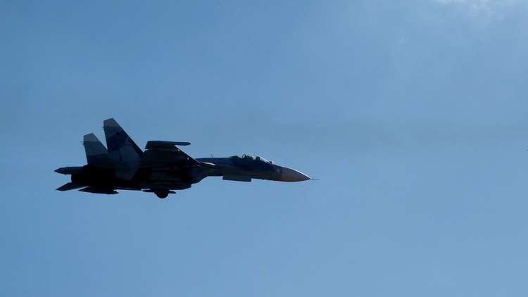 بالفيديو.. مقاتلة روسية تعترض طائرة حربية أمريكية فوق بحر البلطيق