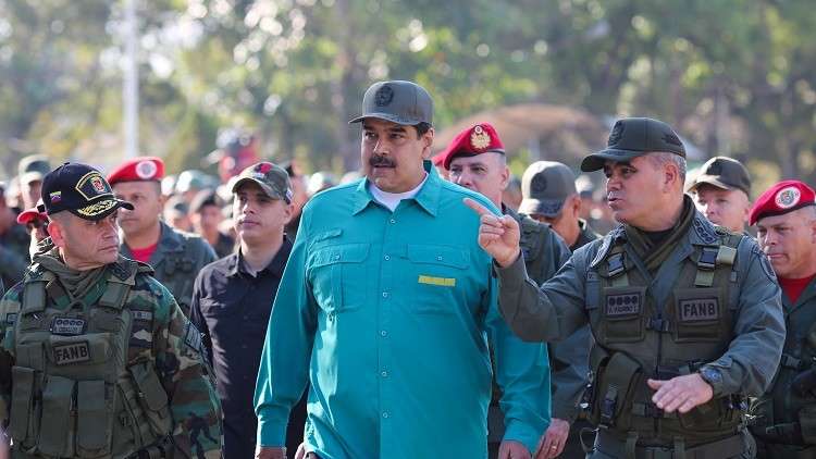 مادورو يحضر مناورات للجيش في قاعدة جوية