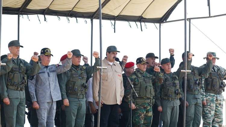 مادورو: سنشكل قوات دفاع وطني من مليوني رجل.. والجيش يظهر الإخلاص والولاء