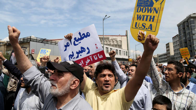 الإيرانيون يتزاحمون في طوابير على اللحوم ووزير يرد: نحمد الله على أنها موجودة!