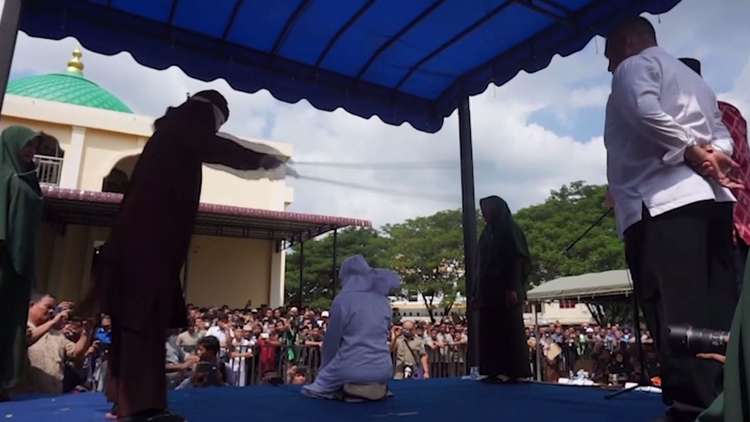 بالفيديو.. السلطات الإندونيسية تجلد شابا وصديقته بسبب عناقهما