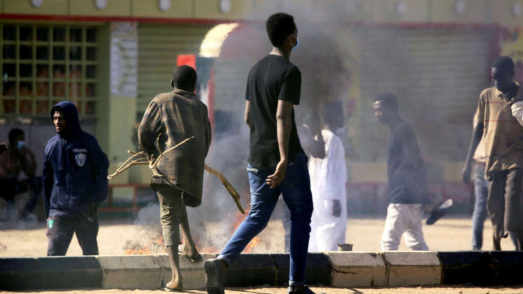 الشرطة السودانية تفرق مئات المحتجين بالغاز المسيل للدموع