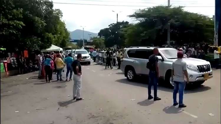 أنباء عن وصول قادة عسكريين أمريكيين إلى الحدود بين كولومبيا وفنزويلا (فيديو)