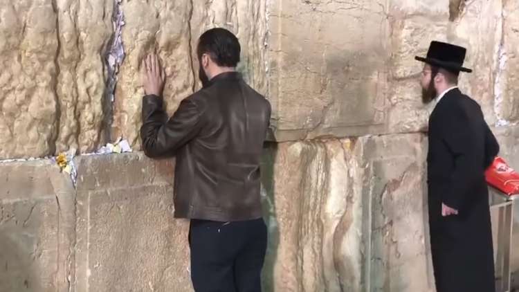 الفلسطيني الفائز برئاسة السلفادور يؤدي طقوسا إسرائيلية عند حائط البراق