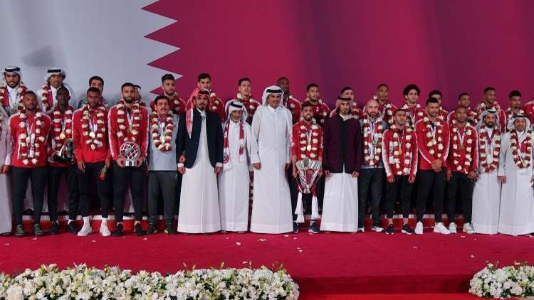 شاهد.. أمير قطر يؤدي النشيد الوطني مع لاعبي العنابي