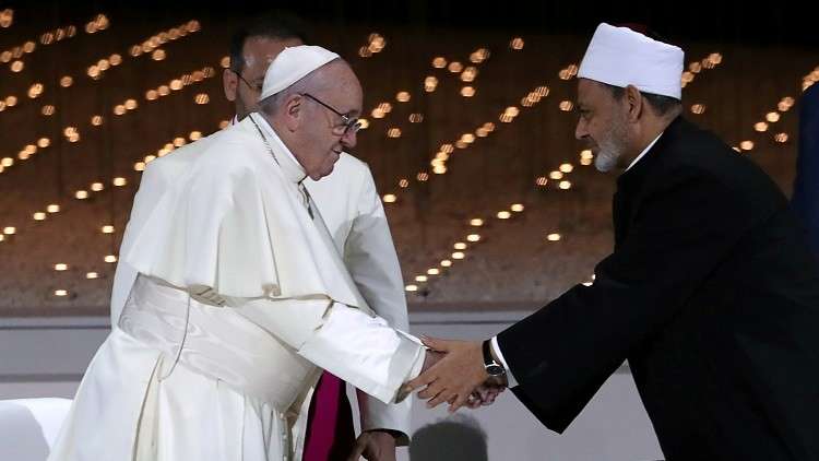 صورة لشيخ الأزهر والبابا فرنسيس تثير الجدل