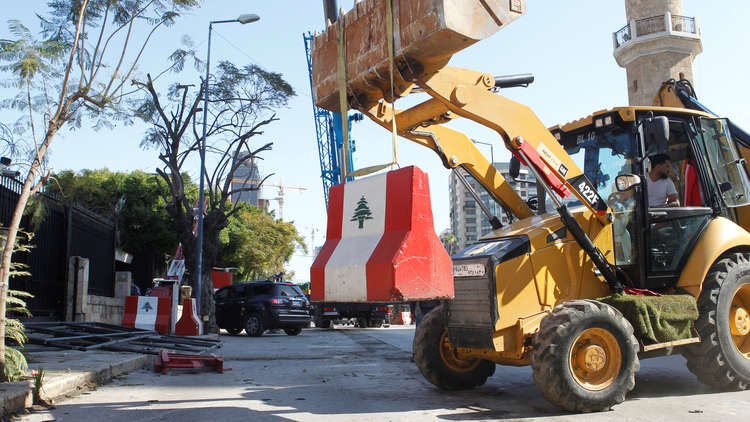 الداخلية اللبنانية تزيل حواجز أمنية خنقت المرور لسنوات في بيروت