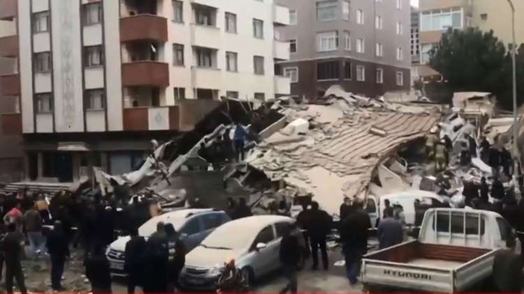 انهيار مبنى من 6 طوابق في تركيا