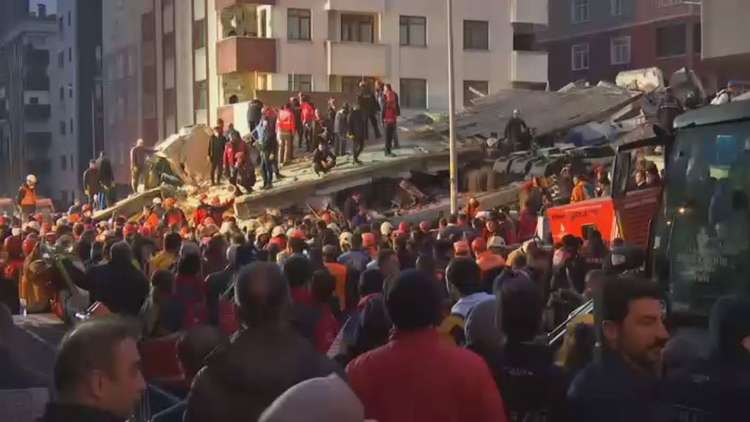 قتيلان وعدة جرحى بانهيار مبنى في اسطنبول