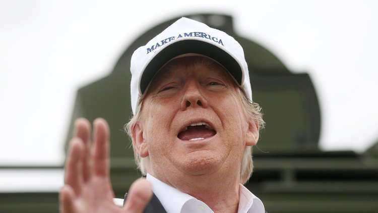 دونالد ترامب لن يقف خلف الجدار