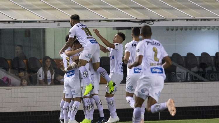 شاهد.. هدف برازيلي جميل "لوب" من فوق الحارس