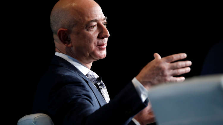 ملياردير أمريكي مشهور يتهم صحيفة بابتزازه وتهديده بنشر صور فاضحة له