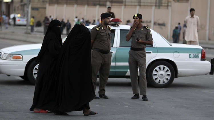 بعد تداول فيديو تحرش رجل بامرأة في مكة.. السلطات تعتقل المعتدي