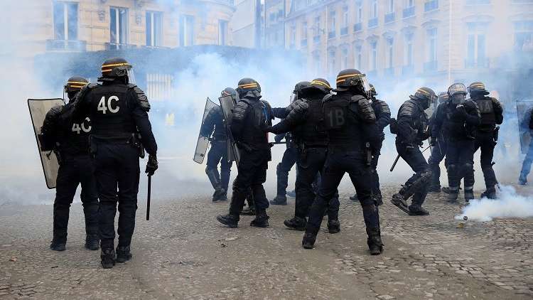 إصابات جراء اشتباكات بين محتجي "السترات الصفراء" والشرطة في باريس