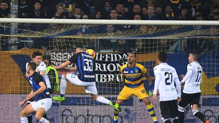 أفاعي ميلانو توجه لدغة لبارما (فيديو)