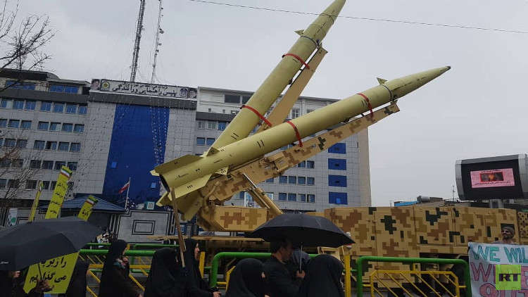الحرس الثوري يعرض صواريخ باليستية بمناسبة ذكرى الثورة الإسلامية