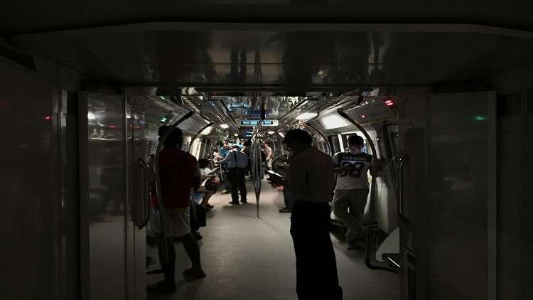 شبه عارية تثير ركاب مترو في دولة آسيوية! (صور)
