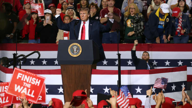 رافعا شعار "لنجعل أمريكا عظيمة مجددا".. أحد أنصار ترامب يعتدي على صحفي