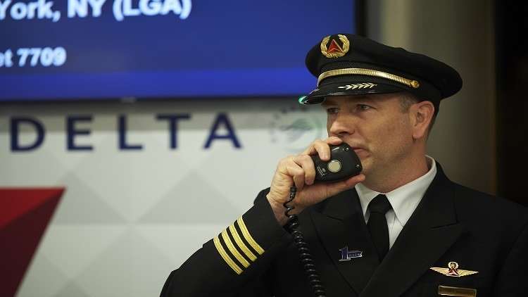 امرأة عارية تغلق مطارا أمريكيا!