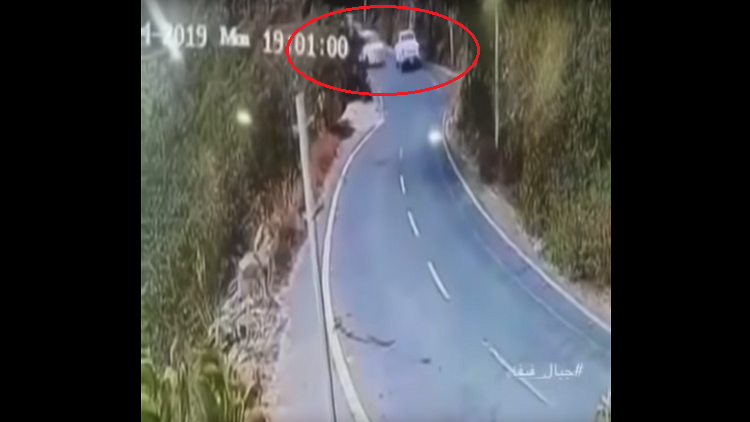 فيديو يحبس الأنفاس.. سقوط سيارة من أعلى قمة جبل في السعودية