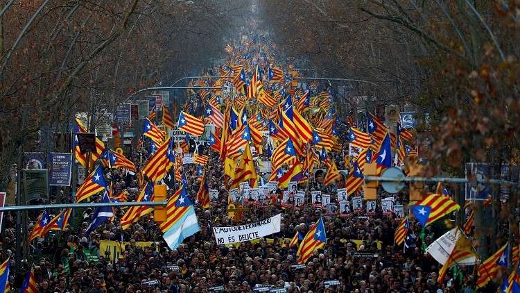 احتجاجات ضخمة في برشلونة على محاكمة قادة الإقليم   