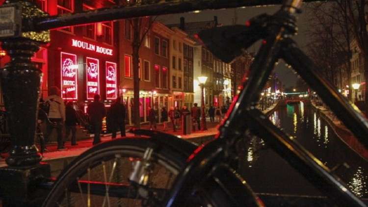 دعوات لإصلاح شارع الفوانيس الحمراء بأمستردام 