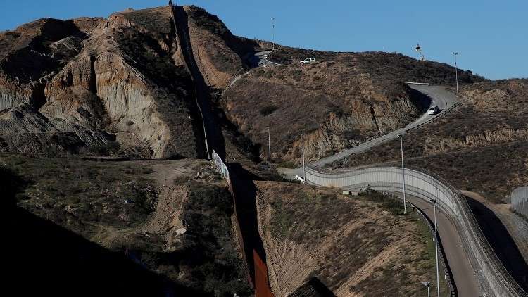 مستشار ترامب يتوقع بناء مئات الأميال من الجدار مع المكسيك قبل 2020 