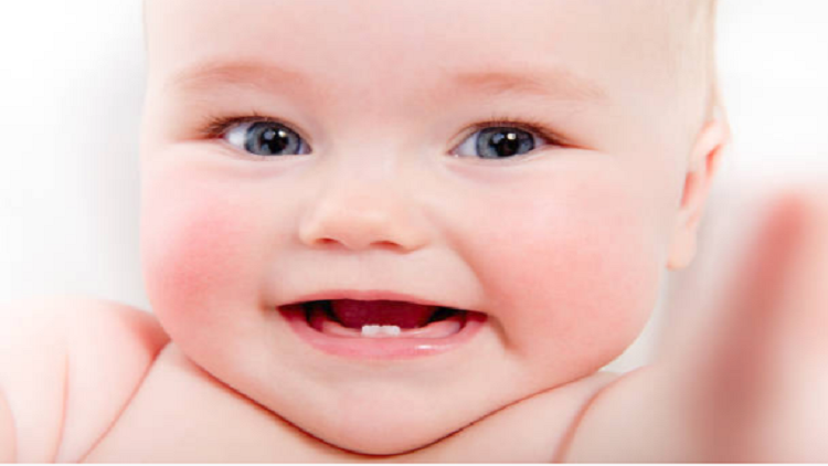 أم تتعرض لصدمة بعد ولادة طفلتها بـ "سن مكتملة" (صور)