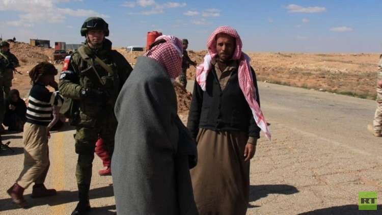 بالصور.. أول عائلة سورية تخرج من منطقة الـ55 كم عبر ممر جليغيم