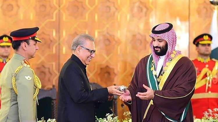 ولي العهد السعودي يتسلم هدية ثمينة في باكستان