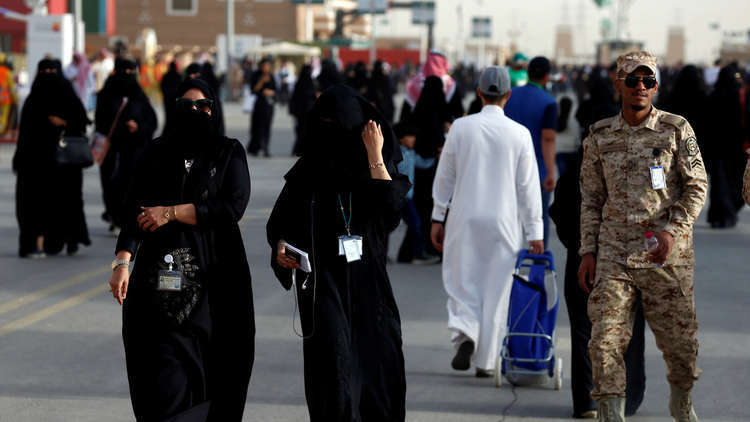 فيديو.. مسنّ سعودي شهير يتحرش بممرضة