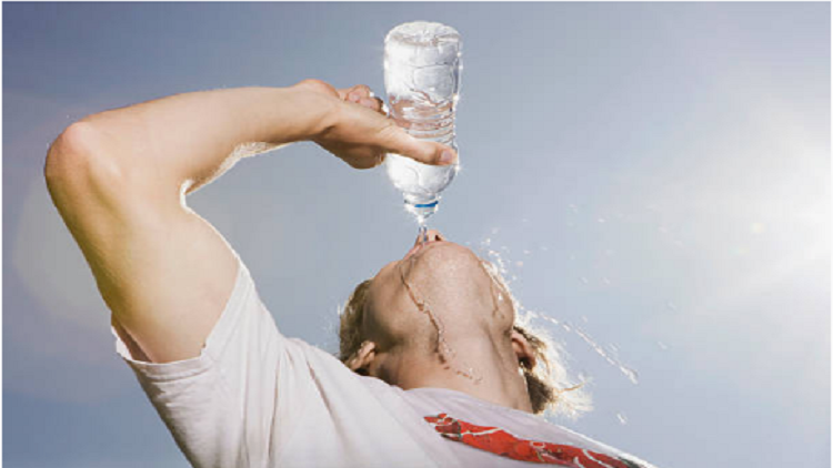 بالبث المباشر.. "متعطش للشهرة" يشرب سوائل حتى الموت!