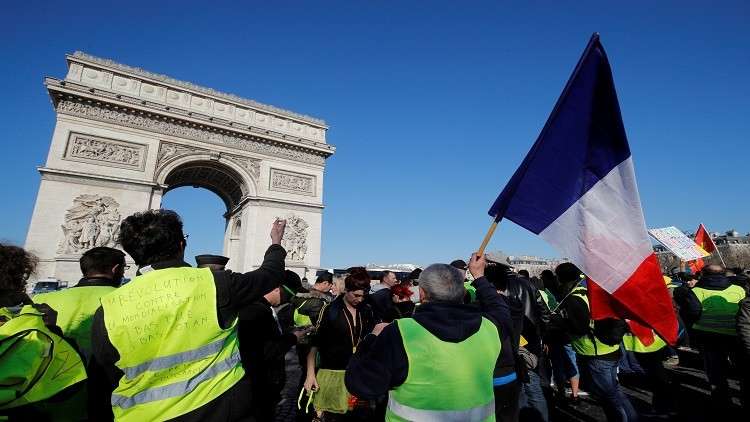الآلاف في شوارع فرنسا لتأكيد عدم انحسار حركة 