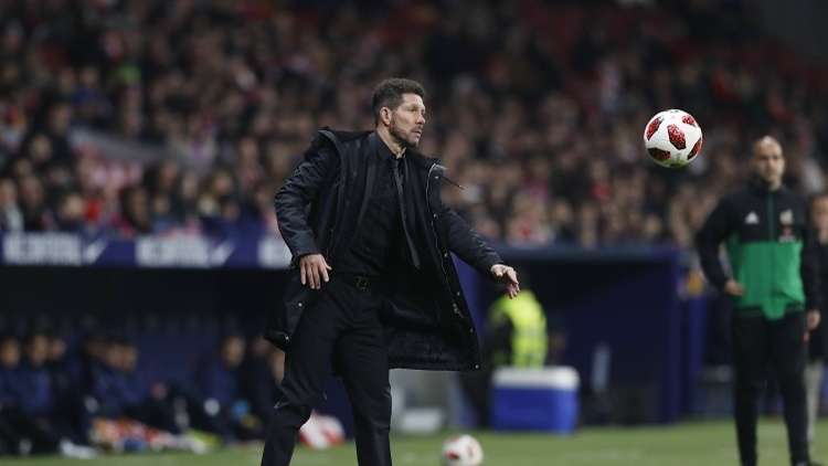 شاهد.. حركة سيميوني "المشينة" قد تكلفه غاليا