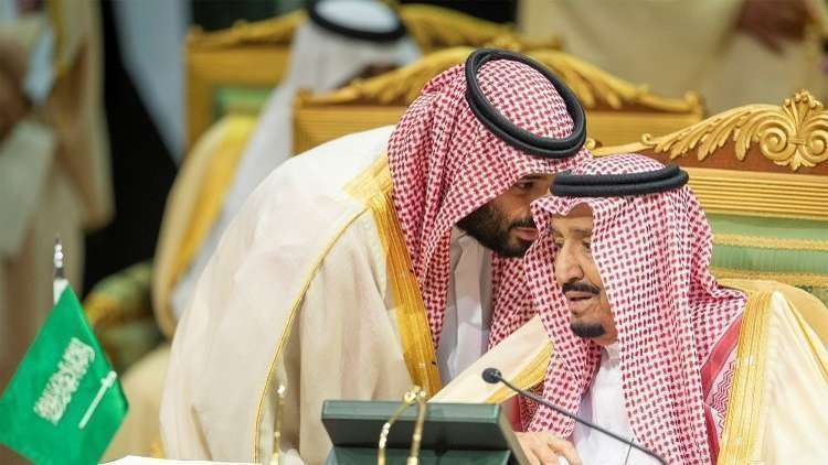 بالفيديو.. ولي العهد السعودي يقبل قدم الملك سلمان قبل مغادرته لمصر