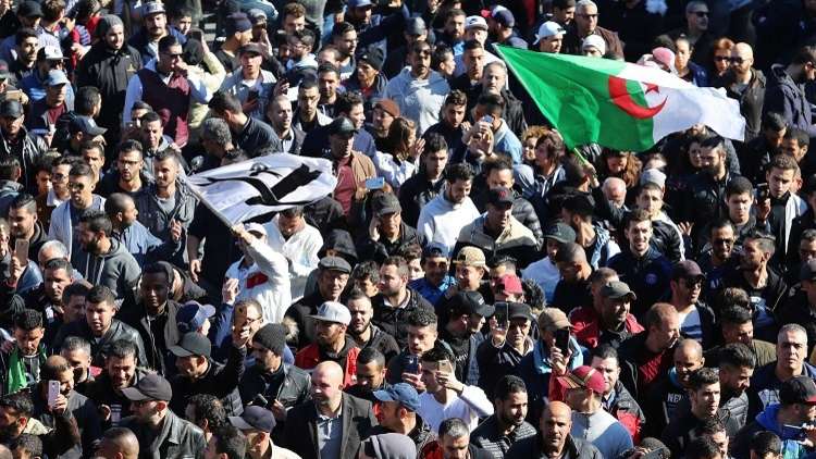 الجزائر.. رئيسة تحرير إذاعة حكومية تستقيل لعدم تغطية الاحتجاجات ضد بوتفليقة