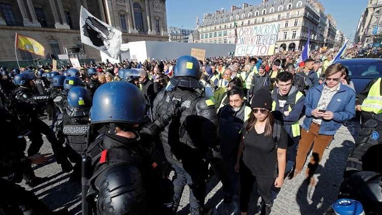 الآلاف في شوارع فرنسا لتأكيد عدم انحسار حركة 