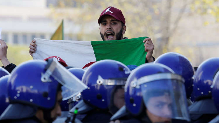 مظاهرة في العاصمة الجزائرية ضد ترشح بوتفليقة لولاية خامسة والشرطة تتصدى بالغاز المسيل للدموع (فيديو)