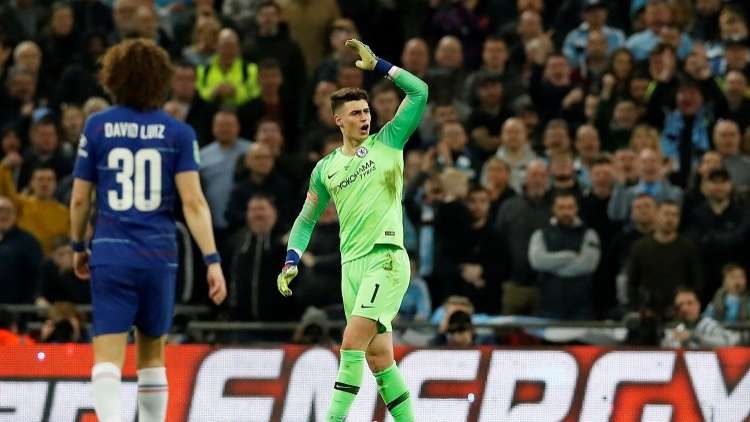 شاهد.. حارس تشيلسي يرفض الخروج ويخسر الرهان 