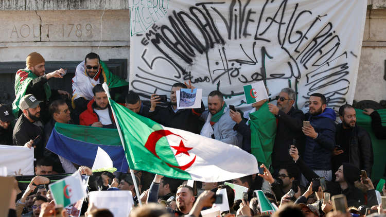الجالية الجزائرية في فرنسا تتظاهر ضد ترشيح بوتفليقة لولاية خامسة (فيديو)