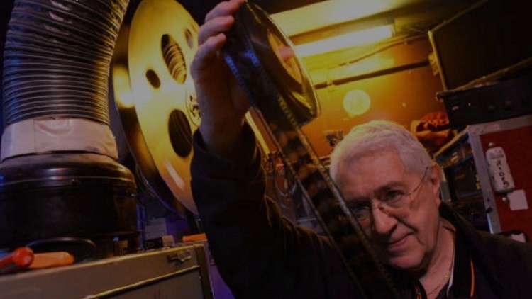 صاحب دار سينما إباحية: 