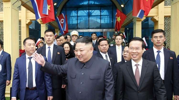 بالفيديو.. كيم جونغ أون في بؤرة العدسة.. لفافة تبغ في محطة قطارات بالصين!