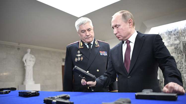 بوتين يطلع على مسدسات ورشاشات جديدة للشرطة تنال إعجابه 