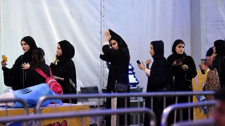 السعوديتان العالقتان في هونغ كونغ تفصلهما ساعات عن الترحيل إلى المملكة!