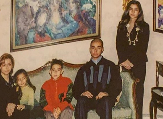 شاهد.. صور نادرة تظهر لأول مرة للرئيس العراقي الراحل صدام حسين وعائلته