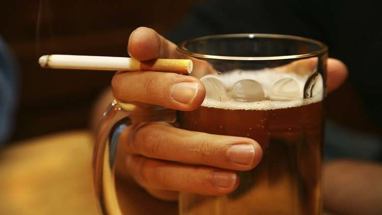 الجمع بين التدخين والكحول يدمر الدماغ