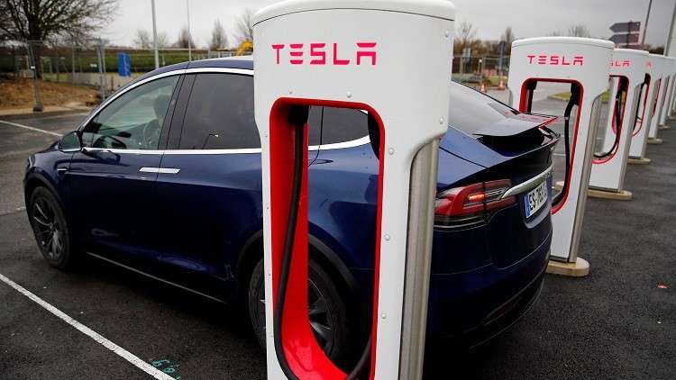 تسلا تغلق متاجرها